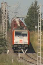 185 641 schiebt einen schweren Kalkschotterzug die Steigung vom Kalkwerk Hornberg nach Elbingerode hoch. 185 640 zieht den 25-Wagen-Zug. Elbingerode, 19.08.2009