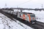 285 001-4 der hvle mit einem Gterzug in Richtung Magdeburg. Fotografiert am 13.02.2010 in Magdeburg Diesdorf. 