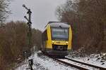 VT261 passiert das Einfahrsignal von Wilsenroth und fährt in den Bahnhof ein.