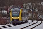 VT261 erreicht den Bahnhof Hachenburg.