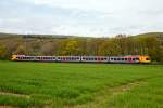   Ein 5-teiliger Stadler Flirt der HLB Bahn (Hessischen Landesbahn) fährt am 01.05.2015 zwischen Edingen und Katzenfurt (Lahn-Dill-Kreis), als RE99 / RE 40 Siegen - Gießen - Frankfurt Hbf