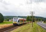 
Der VT 526 130 (95 80 0946 430-5 D-HEB / 95 80 0646 430-8D-HEB / 95 80 0946 930-4 D-HEB) ein Stadler GTW 2/6 der der HLB (Hessische Landesbahn GmbH) am 27.06.2015 kurz vor dem Haltepunkt Obererbach (bei Altenkirchen/Westerwald). Der Triebzug fährt als RB 90 (ehemals RB 28)  Oberwesterwaldbahn  die Verbindung Limburg(Lahn) - Westerburg - Hachenburg - Altenkirchen - Au (Sieg).