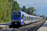 Meridian Triebzüge ET 315 und ET 310 fahren in den Bahnhof von Prien am Chiemsee ein.