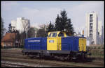 In den Connex Farben blau gelb präsentiert sich hier die TWE Lok V 132 am 27.4.2001 im BW Lengerich Hohne.