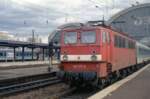 historische Aufnahme von der 142 177 vom Februar 1995 mit einer Regionalbahn Richtung Chemnitz in Dresden Hauptbahnhof