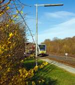 Auch der Frhling ist im Hellertal angekommen:

Ein Stadler GTW 2/6 der Hellertalbahn fhrt am 18.04.2013, nach dem Halt am Bahnhof Herdorf, weiter in Richtung Betzdorf/Sieg.