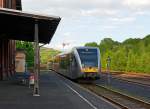 Zwei gekuppelte Stadler GTW 2/6 (VT 118 und VT 116) der Hellertalbahn am 18.05.2013 beim Halt im Bahnhof Herdorf.