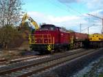 Eine Diesellok der Hochwaldbahn steht mit einem Bauzug in Muggensturm. Aufgenommen am 17.10.2009