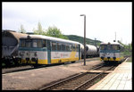 Zugkreuzung von zwei MAN VT der Karsdorfer Eisenbahn. VT 2.13 links und VT 2.18 warten in Karsdorf am 19.5.1996 auf Fahrgäste.