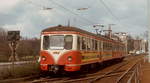 Wenige Monate vor Umstellung auf den Stadtbahnbetrieb kreuzt der ET 58 der Köln-Bonner Eisenbahn im Frühjahr 1978 als  Personenzug nach Bonn  kurz vor der Südbrücke ein Gleis der Hafenbahn