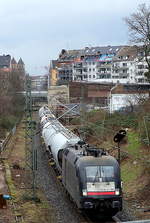 Zu den wenigen Zügen, die heute noch die Düsseldorfer Güterumgehungsbahn von Derendorf nach Lierenfeld befahren, gehört der Sodazug vom Solvay-Werk in Millingen nach