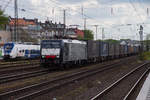 MRCE 189 985 mit einem Containerzug in Köln West, am 12.05.2019.