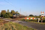 MRCE 187 107 rollt mit einem Kesselzug über den WSSB-Bahnübergang bei Güterglück in Richtung Magdeburg. (09.09.2023)