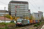 193 654 MRCE mit Containerzug in Düsseldorf Rath, November 2023.