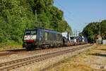 MRCE 189-927 mit Mercedes-Lkw Transportzug in Aßling, Juni 2023.