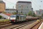 MRCE 189-096 mit Tankcontainer in Düsseldorf Rath, Juni 2021.