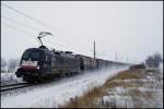 ES 64 U2-036 fegt mit einem ler von Stendell nach Rostock-Seehafen bei  grausigen  Bedingungen am 18.12.2009 durch Kummerow.