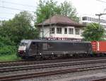 189 158 der MRCE steht am 6. Juni 2011 mit einem Containerzug auf Gleis 1 in Kronach.