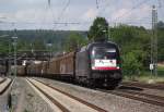 ES 64 U2-037 der MRCE zieht am 5. Juni 2011 den DGS 48803 (Rostock Seehafen - Treviso Scalo Motta) ber Gleis 3 in den Kronacher Bahnhof.