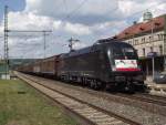 ES 64 U2-037 der MRCE steht am 5. Juni 2011 mit dem DGS 48803 (Rostock Seehafen - Treviso Scalo Motta) auf Gleis 3 in Kronach.