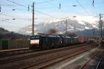 3 Schwarze (ES64F4-213 + ES64U2-028 + ES64U2-005) durchfahren mit einem Gterzug am Abend des 17.03.2010 den Bf Fritzens-Wattens.