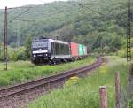 185 566-7 mit Containerzug in Fahrtrichtung Sden. Aufgenommen am 23.05.2013 in Wernfeld.