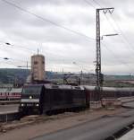 Am Morgen des 24.5.14 wurde 185 567 die Ehre erwiesen einen Sonderzug der SVG nach Renningen zu ziehen.
Hier verlässt der Zug den Stuttgarter Hauptbahnhof. 