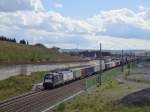 Am 12.8.14 schoss der Eurogate ES64U2-071 mit einem Containerzug durch den Bahnhof Neuhof im Kreis Fulda. 