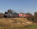 Die ES 64 U2 - 028 MRCE Dispolok fährt für DB Regio die Regionalbahn zwischen Eisenach und Halle. Hier aufgenommen in Hopfgarten nahe Weimar am 13.02.2015