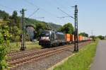 Mit einem langen Containerzug am Haken rollt 182 598 (ES 64 U2 098) durch Leutesdorf Richtung Köln. Aufnahme vom 05/06/2015.