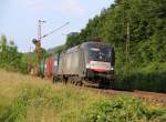 182 527 (ES 64 U2-027) mit Containerzug in Fahrtrichtung Süden. Aufgenommen zwischen Friedland(HAN) und Eichenberg am 01.06.2014.