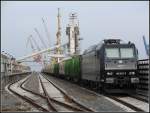 MRCE 185 547-7 abgestellt mit einem Holzzug am Verladenkai im Rostocker Seehafen. Aufgenommen am 17.02.07

