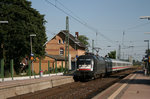 ES 64 U2-030 durchfährt mit ihrem Intercity den Bahnhof von Nievenheim ohne Halt.
Aufgenommen am 18.07.2010.