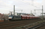 Solange keine S-Bahn vor der Nase steht, kann man vom Bahnsteig in Köln-Nippes recht gut den Güterverkehr fotografieren.
Wie zum Beispiel diesen mit 185 554 bespannten Kohlezug, der gen Süden fuhr.
Aufgenommen am 2. Januar 2013.