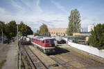 232 109 in der Gradestraße, in Berlin. Das Tanklager wird bedient im Hintergrund und es passen nur acht Wagen, je Gleis 4 Wagen rein. Die Lok fährt nun in Richtung Bahnhof Teltowkanal, um die ausgetauschten Wagen weg zu bringen. 08.10.2024