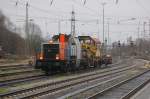 212 132 fhrt am 5.12.2009 mit einem Schienladekran in Kreiensen ein