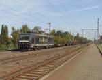 185 563-4 der Rail4Chem mit einem Zug Flachwagen im Bahnhof Niederndodeleben.