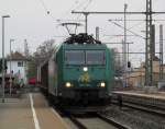 185 550-1 von R4C zieht am 17. April 2012 einen gemischten Gterzug in den Kronacher Bahnhof.