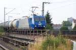 Rail4Chem fuhr am Abend des 07.07.2006 mit einem mit 185-CL 005 bespannten Kesselwagenzug durch Frankfurt-Niederrad.
