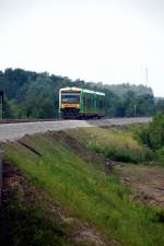 VT 24 und VT 19 als RB nach Bayerisch Eisenstein kurz vor der neuen Donaubrcke vor Deggendorf Hbf.