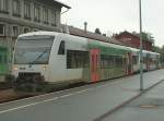 VT 15 und VT 26 der RBG am 24.09.2002 in Bayerisch Eisenstein. Im Hintergrund das deutsch-tschechische Bahnhofsgebude, links (grau) der deutsche Teil, rechts (braun) der tschechische Teil.