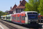 Bunte S-Bahn: vorn der BSB-Wagen mit der bekannten Bier-Reklame, dann ein regulärer BSB, als dritter ein SWEG-RegioShuttle im neuen Landesdesign BW und schließlich ein normaler SWEG-Wagen.