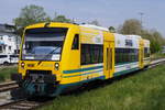 Einfahrt eines Zuges der Kaiserstuhlbahn von Riegel in Breisach: RegioShuttle 650.79 ex ODEG. Aufnahme vom Ende des Inselbahnsteigs in Breisach aus, 11.4.17.