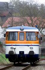 Immer wieder ein Spektakel der besonderen Art ist die enge Ortsdurchfahrt von Obergimpern. Nur noch wenige Meter und der alte Schienenbus hat den Haltepunkt von Obergimpern erreicht. Passagiere werden auch dort keine warten - es geht ohne Fahrgste weiter Richtung Hffenhardt, 17.03.08.