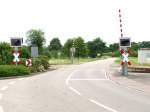 Ohne akustische Signale: Der Bahnbergang beim Busbahnhof Schwarzach. Wenn die Lok morgentlich aus dem Schuppen fhrt, berquert sie zunchst 1x den Bahnbergang nach rechts in Richtung Stumpfgleis. Dann wird die Weiche umgestellt und die Lok fhrt von rechts nach links erneut ber den bergang Richtung Bhl (Baden). Fotografiert am 14. Juni 2008.