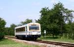 Zwischen Achern Stadt und Oberachern muss der Triebzug zahlreiche unbeschrankte Bahnbergnge passieren. Die Aufnahme entstand am 29. Juli 2008 bei Oberachern Bahnhof.