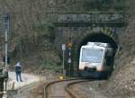 516 und 528 der OSB kommen als OSB87349 (Offenburg-Freudenstadt Hbf) aus dem 87m langen Tunnel an der Schmelze 26.2.09