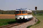 Als SWE 70774 von Hffenhardt nach Neckarbischofsheim Nordbahnhof rollt der im Jahr 1962 gebaute MAN VT 26 am 15. April 2009 laut pfeifend durch die Felder bei Obergimpern und wird in Krze einen unbeschrankten Bahnbergang passieren. Die Spitzenlichter hatte der alte Schienenbus an diesem Tag bei allen Fahrten nicht eingeschaltet.