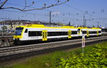 Bei dieser RS 1-Doppeltraktion der Ortenau-S-Bahn tragen bereits beide Teile, VT 522 und 526,  das neue weiß-gelbe BW-Design (3-Löwen-Takt). Aufnahme vom 2.5.16.