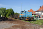 Die Gmeinder-Lok V 102 hat im Bahnhof Breisach zwei leere Holzwagen an der Ladestraße bereitgestellt. Aufgenommen am 06.05.2016.